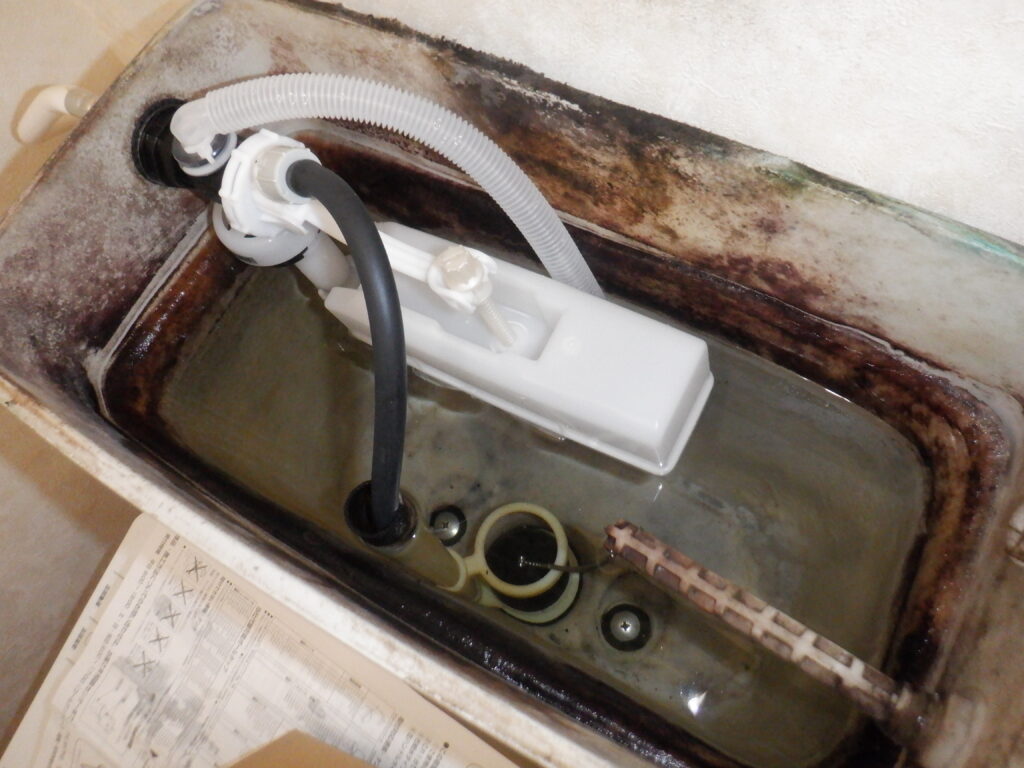 INAX（現LIXIL)　ﾄｲﾚ　手洗付ﾛｰﾀﾝｸ　DT-810　水漏れ修理（ﾎﾞｰﾙﾀｯﾌﾟ・ﾌﾛｰﾄｺﾞﾑ玉の交換方法）
