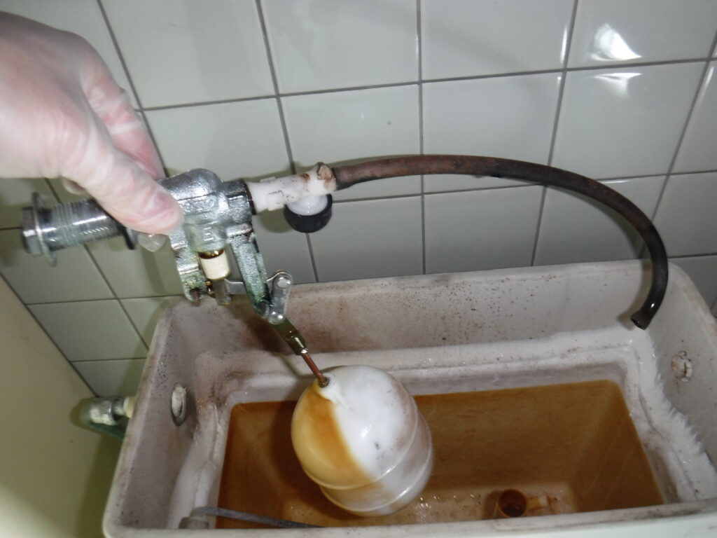 TOTO　S710B　手洗い無ﾄｲﾚﾛｰﾀﾝｸ　水漏れ修理（ﾎﾞｰﾙﾀｯﾌﾟ･ﾌﾛｰﾄﾊﾞﾙﾌﾞ交換方法）