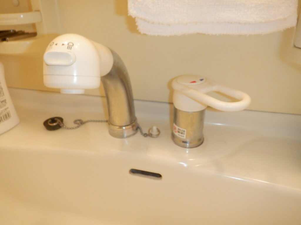 ﾊﾟﾅｿﾆｯｸ（松下電工）洗面洗髪ｼｬﾜｰ水栓　CQ913B　ｼｬﾜｰﾎｰｽ水漏れ　→　水栓本体交換方法　（修理部品の記載も有り）