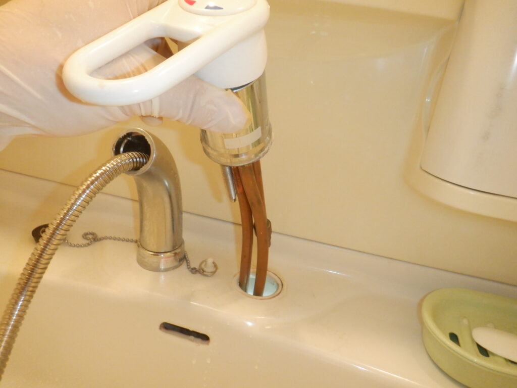 ﾊﾟﾅｿﾆｯｸ（松下電工）洗面洗髪ｼｬﾜｰ水栓　CQ913B（FA247HGL)　ｼｬﾜｰﾎｰｽ水漏れ　→　水栓本体交換方法　（修理部品の記載も有り）