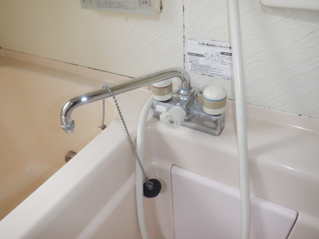 KVK　KF205　浴室　台付き２水栓ﾊﾝﾄﾞﾙｼｬﾜｰ水栓　水漏れ　→　水栓本体交換方法　TOTO　ｻｰﾓｼｬﾜｰ水栓（ｸﾘｯｸｼｬﾜｰ）　ＴＢＶ０３４２４Ｊ　