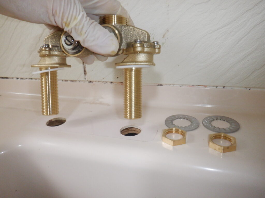 KVK　KF205　浴室　台付き２水栓ﾊﾝﾄﾞﾙｼｬﾜｰ水栓　<水が止まらない>水栓本体交換方法　TOTO　ｻｰﾓｼｬﾜｰ水栓（ｸﾘｯｸｼｬﾜｰ）TBV03424J
