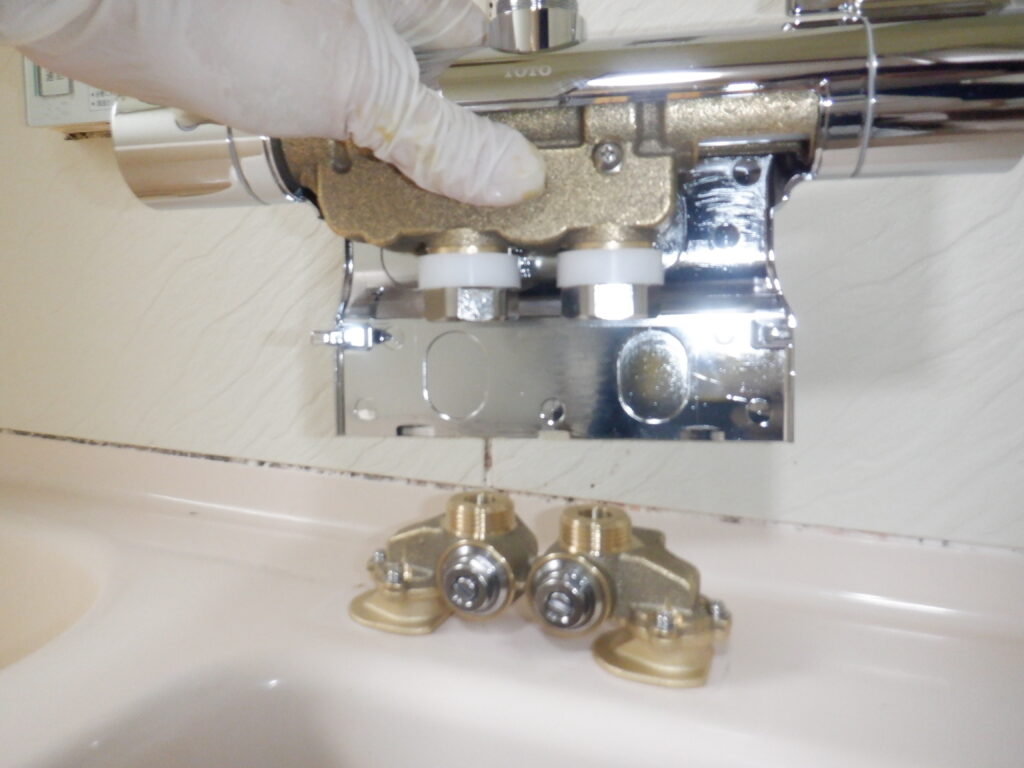 KVK　KF205　浴室　台付き２水栓ﾊﾝﾄﾞﾙｼｬﾜｰ水栓　<水が止まらない>水栓本体交換方法　TOTO　ｻｰﾓｼｬﾜｰ水栓（ｸﾘｯｸｼｬﾜｰ）TBV03424J