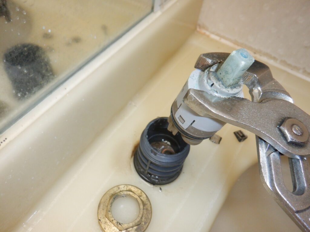 INAX（LIXIL）SF-810S　洗面洗髪ｼｬﾜｰ水栓 <水が止まらない＞　修理方法（ﾊﾞﾙﾌﾞｶｰﾄﾘｯｼﾞ交換）　