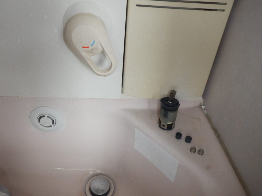 TOTO　洗面化粧台壁付ｼﾝｸﾞﾙﾚﾊﾞｰ水栓　　TL481UCFN　(2005-2012年）
カートリッジ交換方法