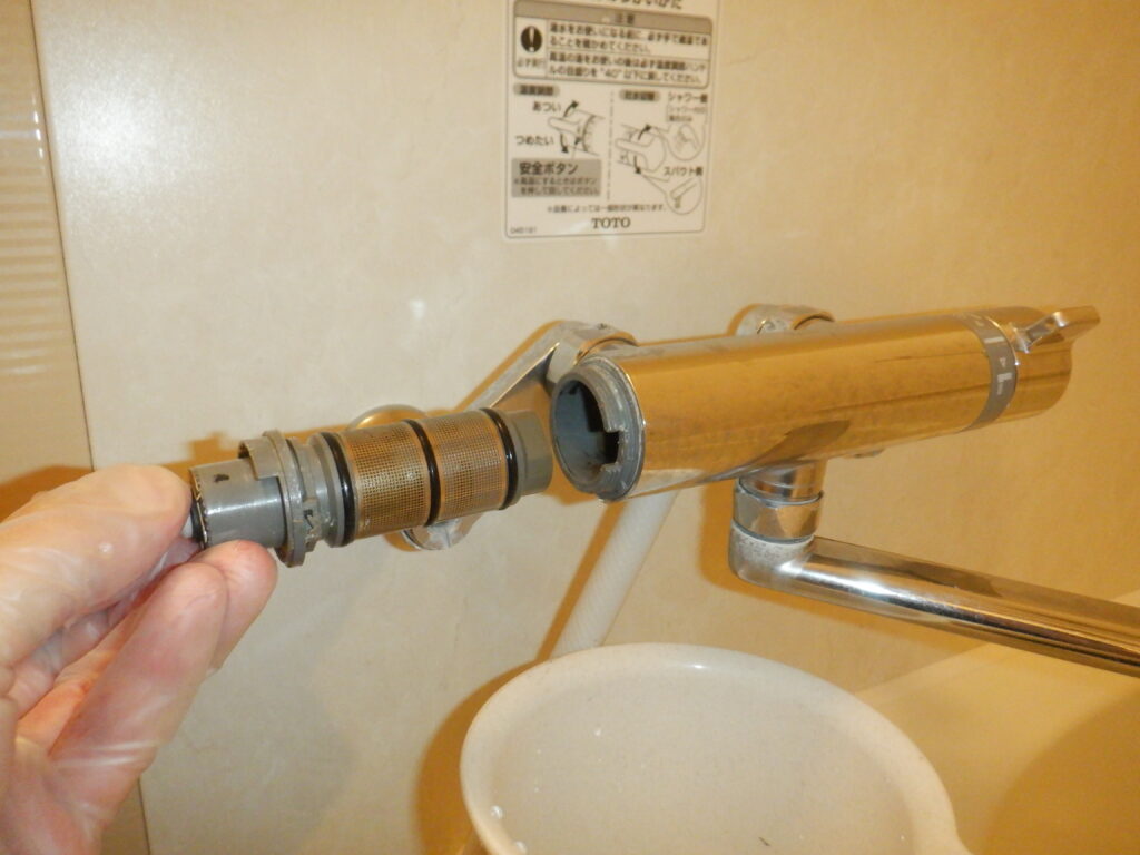 TOTO　TMJ40C3（TMJ40RV1B）浴室ｻｰﾓ・ｼｬﾜｰ水栓　温度調節（ｻｰﾓｽﾀｯﾄ）不具合修理方法　（温度調節ﾕﾆｯﾄ交換）