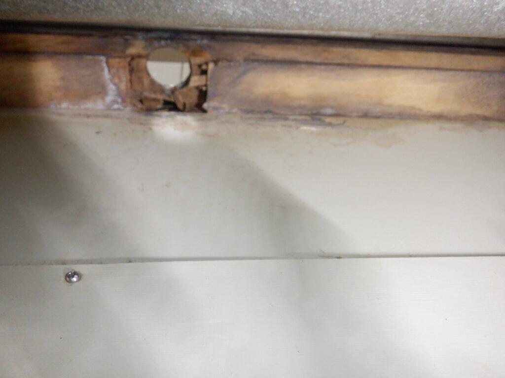キッチン水栓　天板裏の補強板の腐り　交換（補修）方法