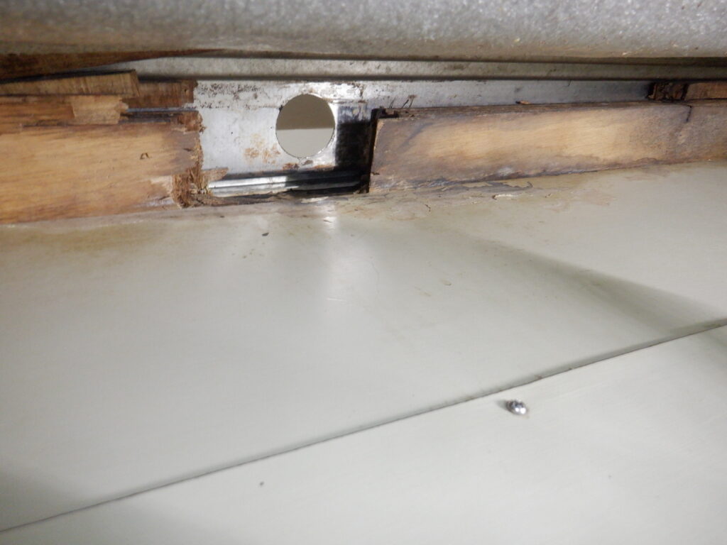 キッチン水栓　天板裏の補強板の腐食　交換（補修）方法