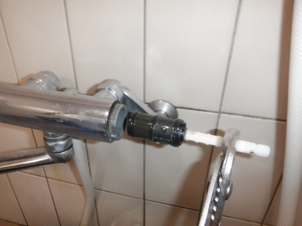 TOTO　TMJ40C3S　浴室ｻｰﾓｼｬﾜｰ水栓　水漏れ修理（開閉バルブ部交換手順）※他、修理部品の記載有り