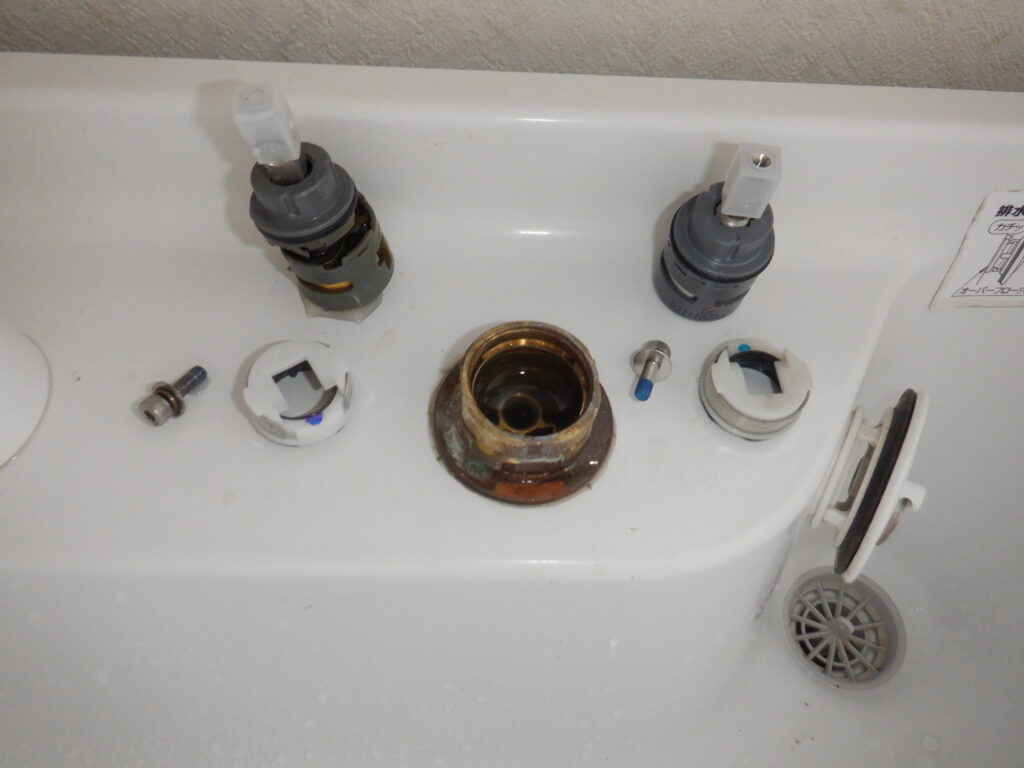 TOTO　TL362ERB　洗面台ｼﾝｸﾞﾙﾚﾊﾞｰ洗髪水栓　水漏れ修理(ｶｰﾄﾘｯｼﾞ交換手順）　他、修理部品の記載有り　※洗面台　Ｖｼﾘｰｽﾞ