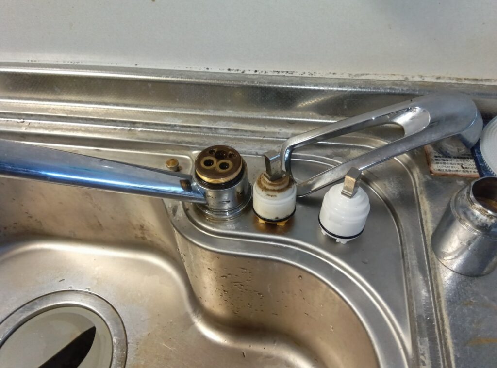 MYM 台付シングルレバー水栓 FM238-003
※システムキッチン クリナップ社製
カートリッジ・レバーハンドル交換方法