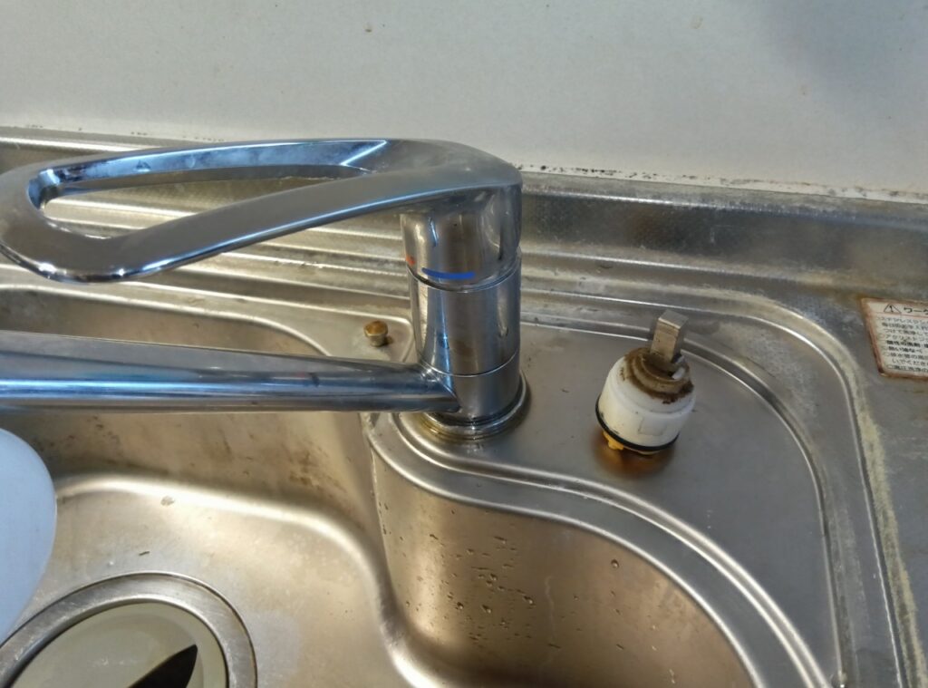 MYM 台付シングルレバー水栓 FM238-003
※システムキッチン クリナップ社製
カートリッジ・レバーハンドル交換方法