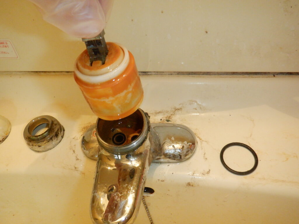 KVK　KM302N（A）　洗面ｼﾝｸﾞﾙﾚﾊﾞｰ水栓　水漏れ修理方法（ｶｰﾄﾘｯｼﾞ交換手順）※代替・後継機種の記載有り