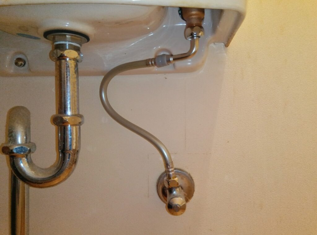 TOTO　手洗器用水栓（埋込・ﾊﾝﾄﾞﾙ式）　TL871AFR　

水栓本体交換