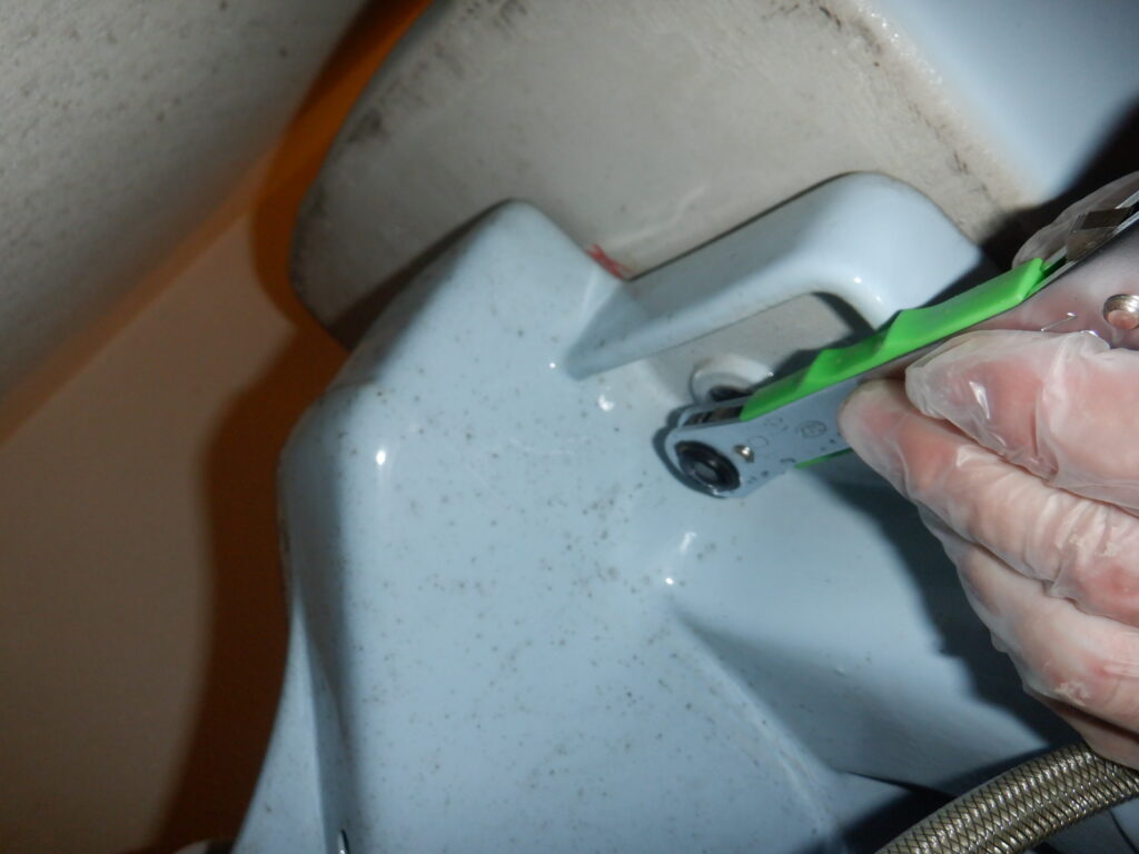 TOTO　S791B（S790B）ﾄｲﾚﾛｰﾀﾝｸ下からの水漏れ　修理方法（密結ﾊﾟｯｷﾝ交換手順）　