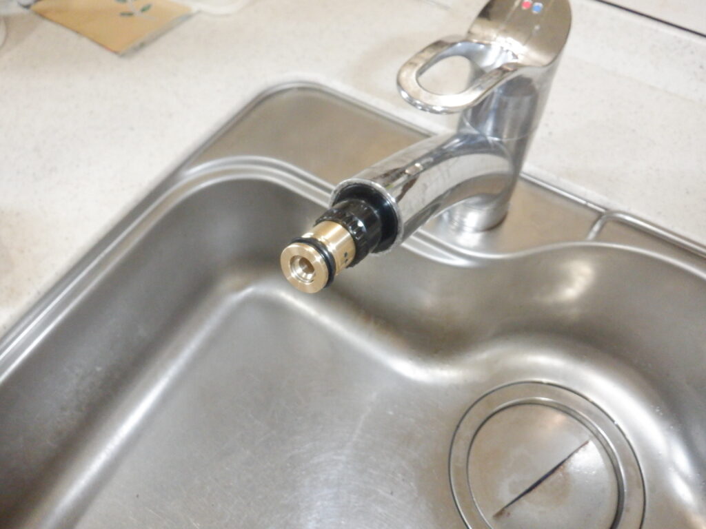 KVK　KM828JG　台付ｼﾝｸﾞﾙﾚﾊﾞｰ式ｼｬﾜｰ水栓　ｼｬﾜｰﾎｰｽ水漏れ修理方法（ｼｬﾜｰﾎｰｽ交換手順）