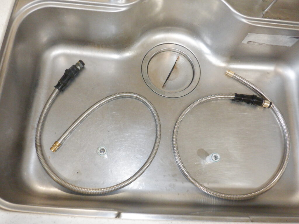 キッチン・洗面台のシャワーホースからの水漏れ　原因と修理方法。応急処置は？