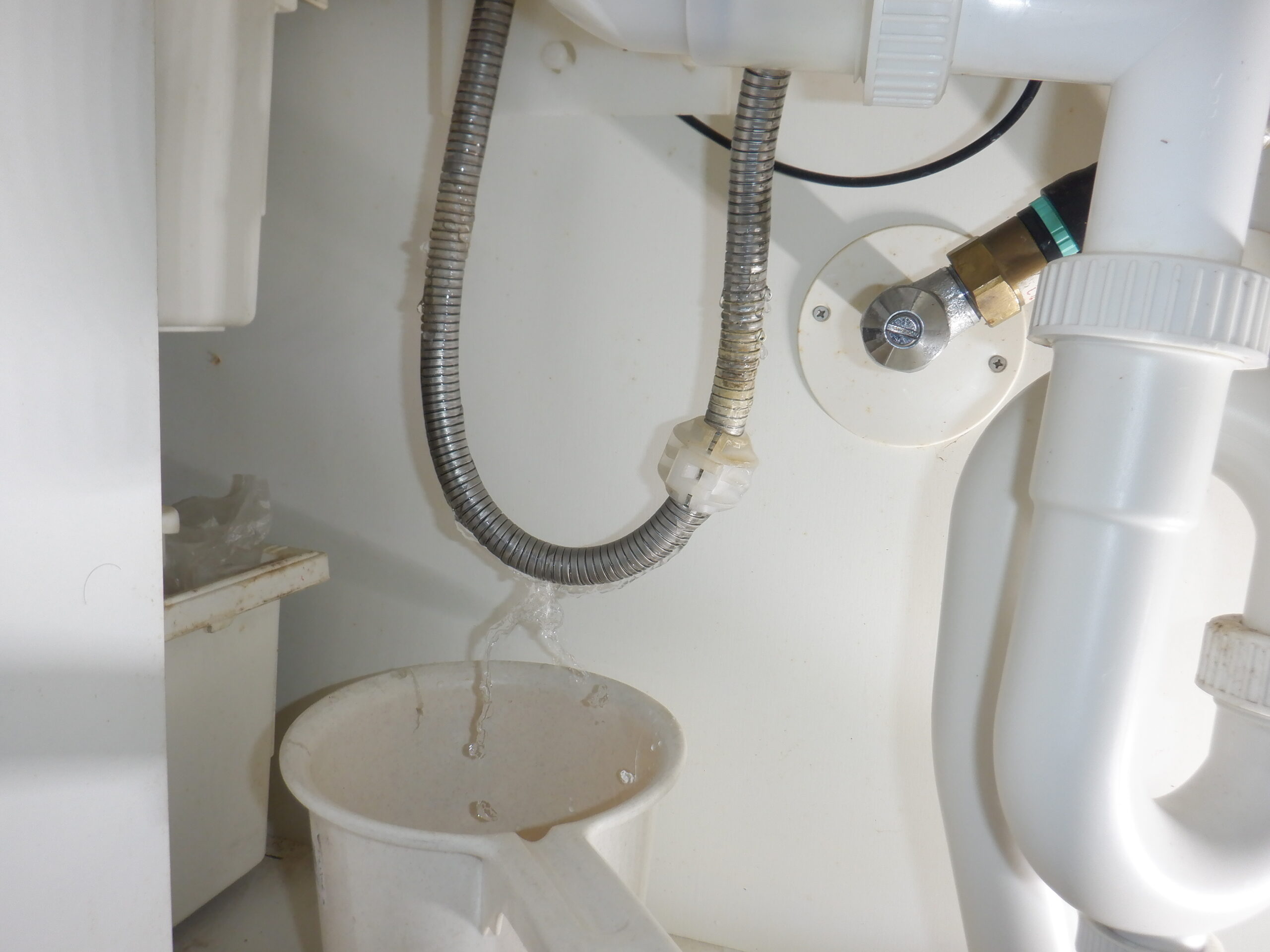 キッチン 洗面台のシャワーホースからの水漏れ 原因と修理方法 応急処置は あなたにも出来るかも 水道修理のブログ