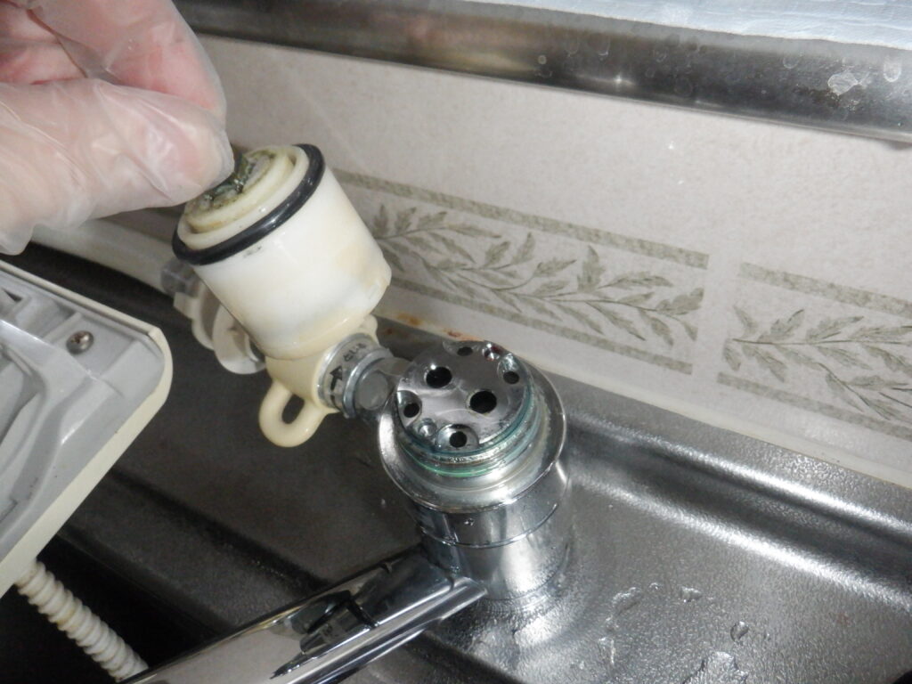 KVK　KM346M　ｷｯﾁﾝ台付ｼﾝｸﾞﾙﾚﾊﾞｰ水栓　水が止まらない場合の修理方法（ｶｰﾄﾘｯｼﾞ交換手順）※ﾀｶﾗｽﾀﾝﾀﾞｰﾄﾞ製ｼｽﾃﾑｷｯﾁﾝ
