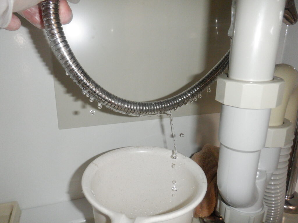 MYM　FA244HU16　洗面洗髪ｼｬﾜｰ水栓（ﾀｶﾗｽﾀﾝﾀﾞｰﾄﾞ洗面台仕様）ｼｬﾜｰﾎｰｽ水漏れ→ｼｬﾜｰﾎｰｽ交換方法