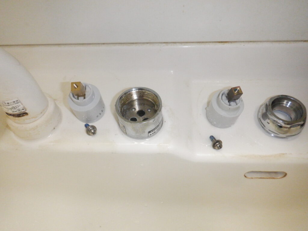 KVK KF568 洗面ｼﾝｸﾞﾙﾚﾊﾞｰ式洗髪ｼｬﾜｰ水栓 水が止まらない 修理方法（ｶｰﾄﾘｯｼﾞ交換手順）※ﾄｽﾃﾑ洗面台など -  あなたにも出来るかも？水道修理のブログ
