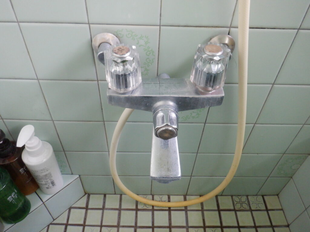 TOTO　TGM110C　浴室　壁付2ﾊﾝﾄﾞﾙ・ｼｬﾜｰ水栓(ﾊｲｸﾗｽｼﾘｰｽﾞ）　水漏れ　　水栓本体交換方法