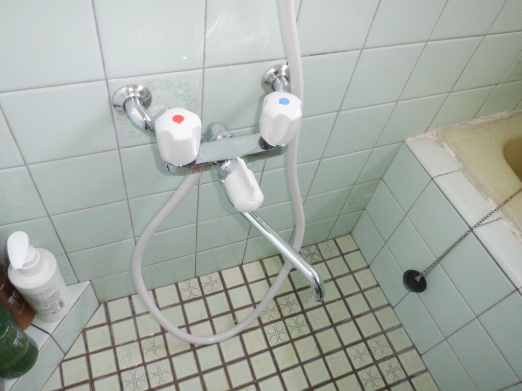 TOTO　TGM110C　浴室　壁付2ﾊﾝﾄﾞﾙ・ｼｬﾜｰ水栓(ﾊｲｸﾗｽｼﾘｰｽﾞ）　水漏れ　　水栓本体交換方法