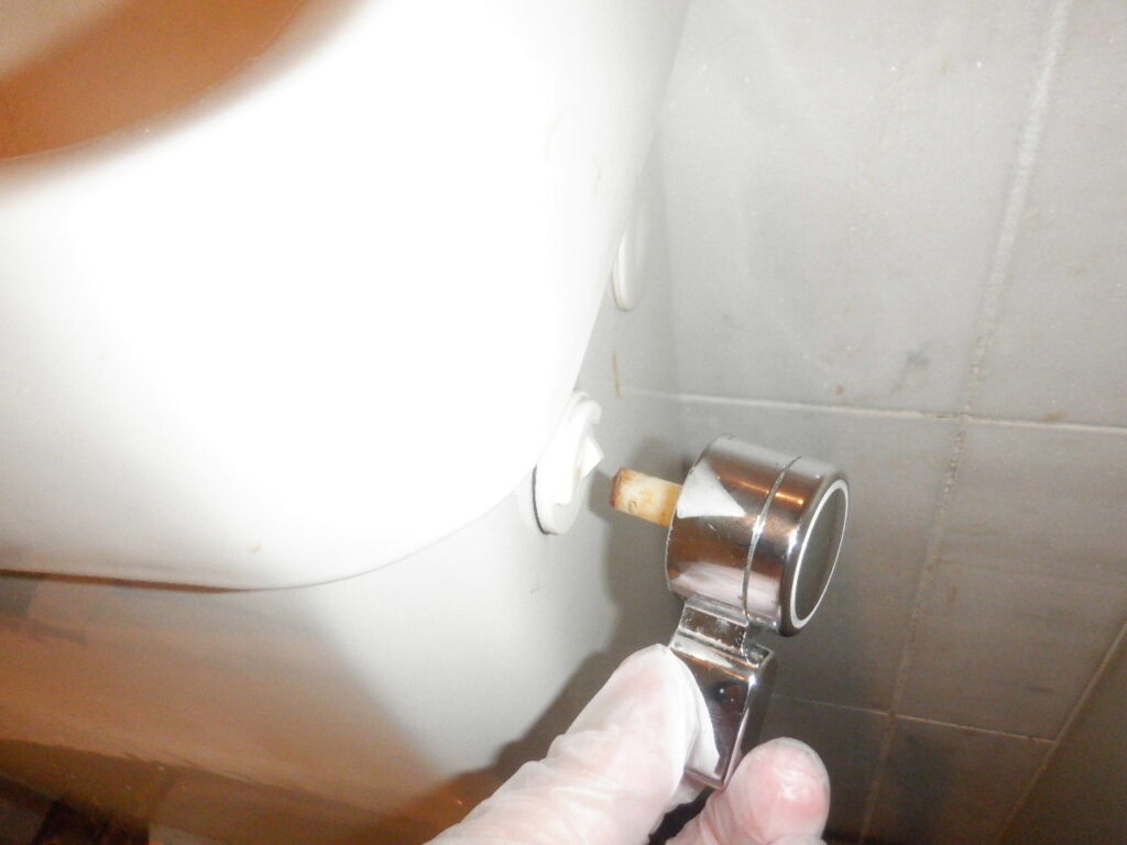 LIXIL　ＤＴ－８１１　手洗い付ロータンク　洗浄レバーハンドルが折れた　　修理方法（洗浄ハンドル交換）補足：他、修理部品の記載有り