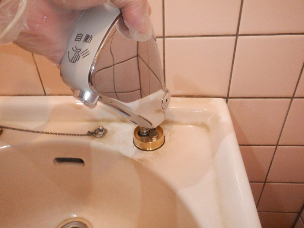 手洗い水栓を電池式自動水栓に簡単取替え＜電源ｺﾝｾﾝﾄ不用＞　TOTO「取替用ｱｸｱｵｰﾄ」台付タイプ　TEL24DPRA　取替え手順