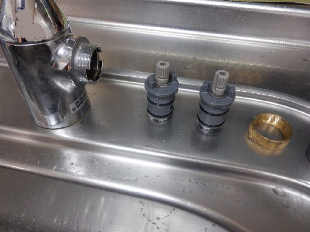 TOTO　TK301AS　元止め式浄水器専用水栓　水が止まらない　修理方法（ﾊﾞﾙﾌﾞ部交換手順）