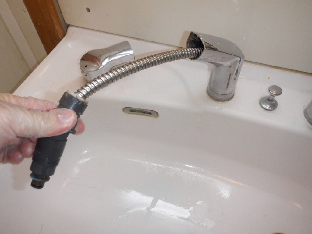 MYM　FB244U15　洗面ｼﾝｸﾞﾙﾚﾊﾞｰ式洗髪ｼｬﾜｰ水栓　※ﾀｶﾗｽﾀﾝﾀﾞｰﾄﾞ洗面台仕様　　＜ｼｬﾜｰﾎｰｽから水漏れ＞修理方法（ｼｬﾜｰﾎｰｽ交換）