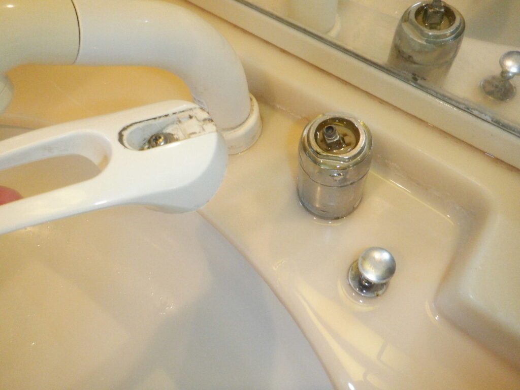 KVK　KF358　洗面洗髪ｼｬﾜｰ水栓　＜ﾚﾊﾞｰの下から水漏れ、水が止まらない＞　水漏れ修理方法（ﾊﾞﾙﾌﾞｶｰﾄﾘｯｼﾞ交換手順）
