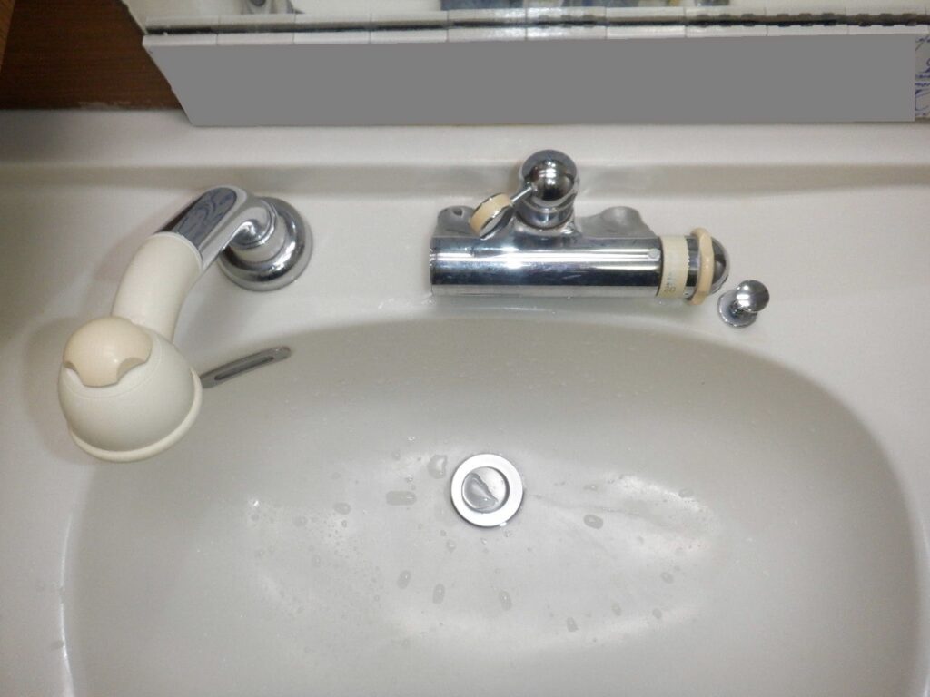 TOTO　TL846AX　洗面ｻｰﾓ付洗髪ｼｬﾜｰ水栓（修理部品供給終了・代替品無し）＜水が止まらない＞　水栓本体交換（例）