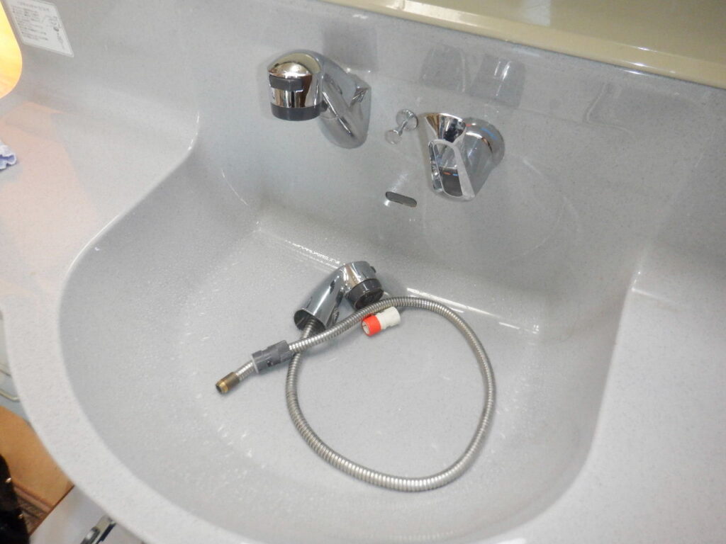 MYM　LFA547T10CL　洗面洗髪ｼｬﾜｰ水栓（ｸﾘﾅｯﾌﾟ洗面台）＜ｼｬﾜｰﾎｰｽから水漏れ＞　修理方法（ｼｬﾜｰﾎｰｽ交換手順）