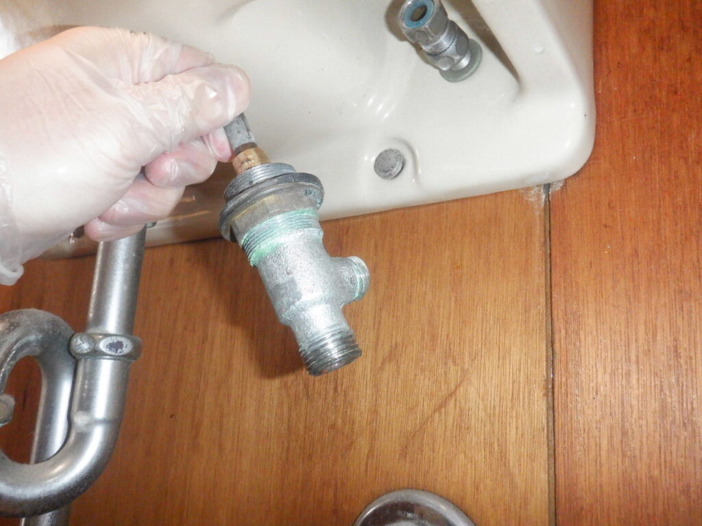 TOTO　TL590AX　手洗器用ﾊﾝﾄﾞﾙ式水栓　<水がﾎﾟﾀﾎﾟﾀ止まらない。ﾊﾝﾄﾞﾙ下から水漏れ。>　修理方法（ﾊﾞﾙﾌﾞ部交換手順）※TOTO　埋込手洗器　L590(R)