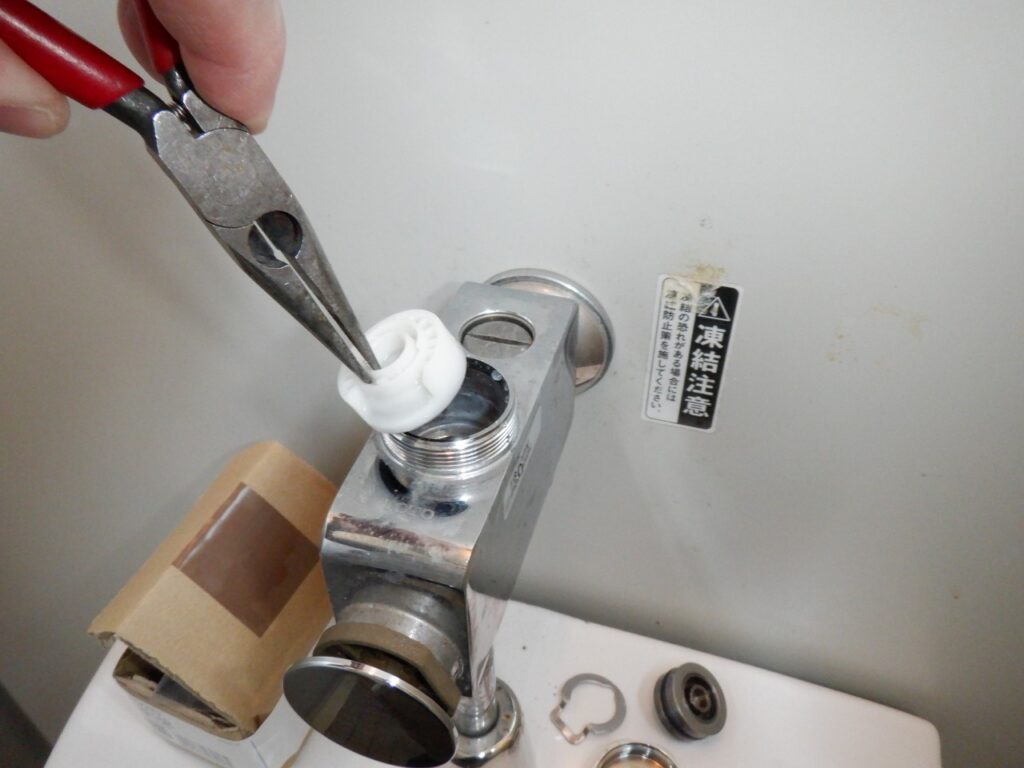 TOTO　T600型・T601型【ﾀﾞｲﾔﾌﾗﾑ部交換、自閉ﾊﾞﾙﾌﾞ部交換】小便器用ﾌﾗｯｼｭﾊﾞﾙﾌﾞ＜水が止まらない。すぐに止まってしまう>　修理方法　