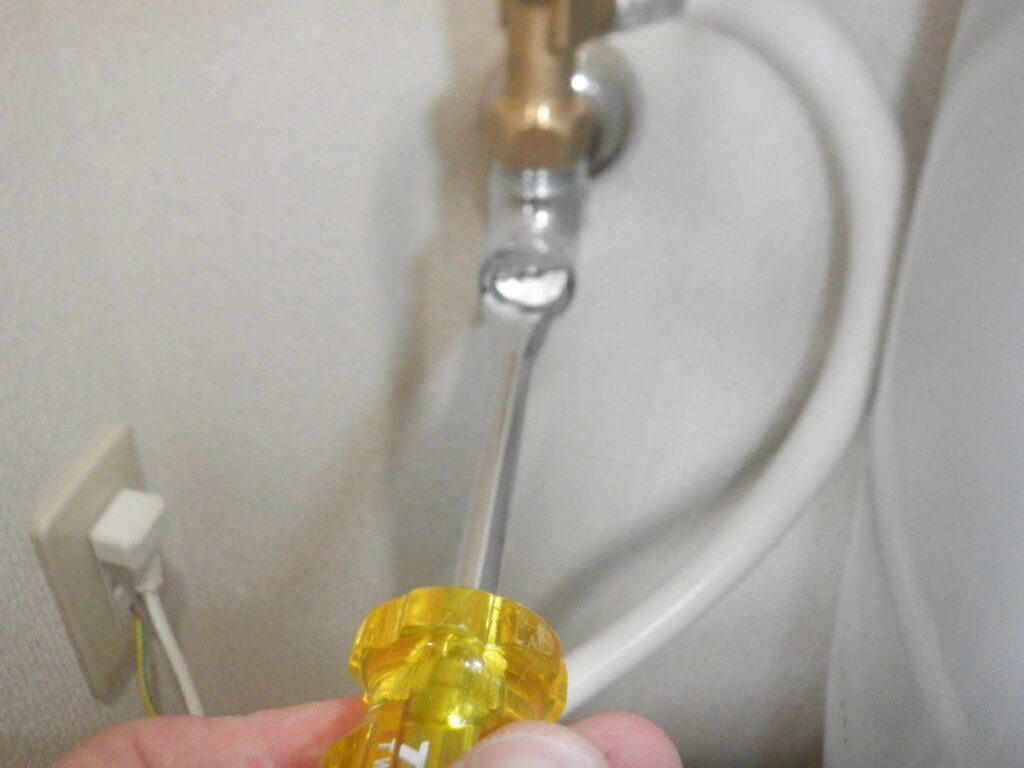 INAX・LIXIL製のトイレ止水栓が叩くて回らない場合の対処方法