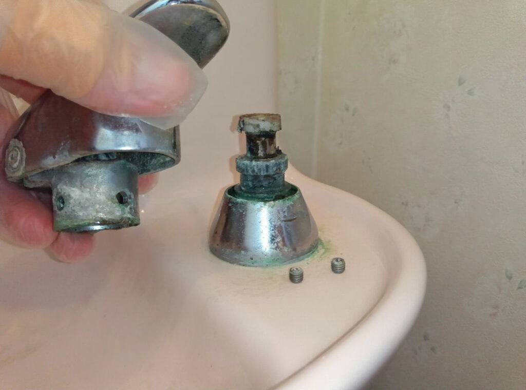 TOTO　手洗器水栓（埋込・自閉）　TL597AX　
自閉ﾊﾞﾙﾌﾞ部交換方法