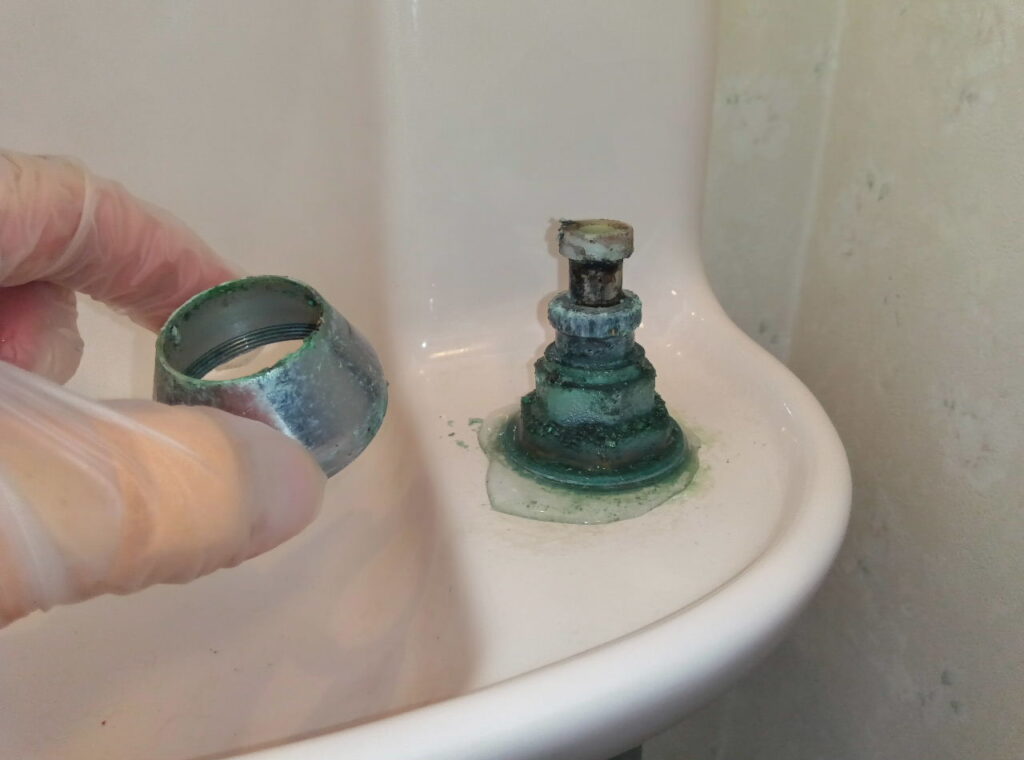 TOTO　手洗器水栓（埋込・自閉）　TL597AX　
自閉ﾊﾞﾙﾌﾞ部交換方法