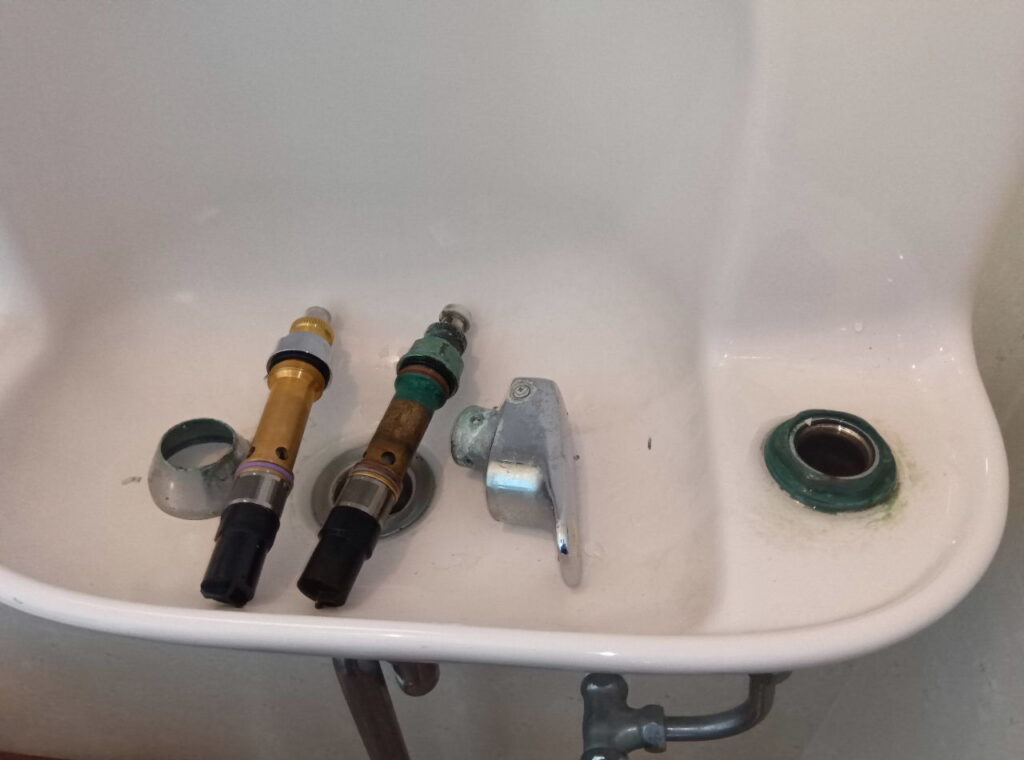 TOTO　手洗器水栓（埋込・自閉）　TL597AX　
自閉ﾊﾞﾙﾌﾞ部交換方法
