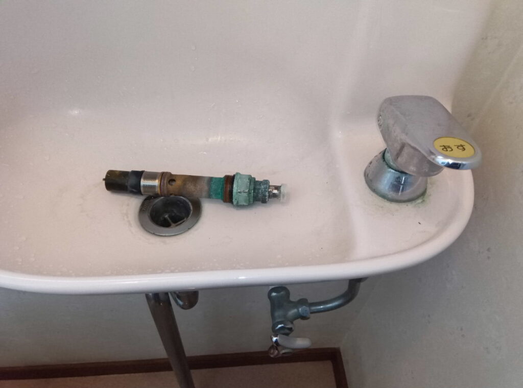 TOTO　手洗器水栓（埋込・自閉）　TL597AX　
自閉ﾊﾞﾙﾌﾞ部交換方法