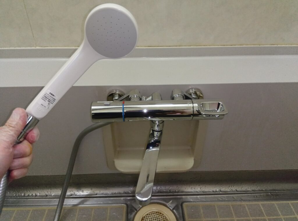 MYＭ　壁付ｻｰﾓｽﾀｯﾄ式ｼｬﾜｰ水栓　MS3500

LIXIL　BF-KA145TSGへ交換