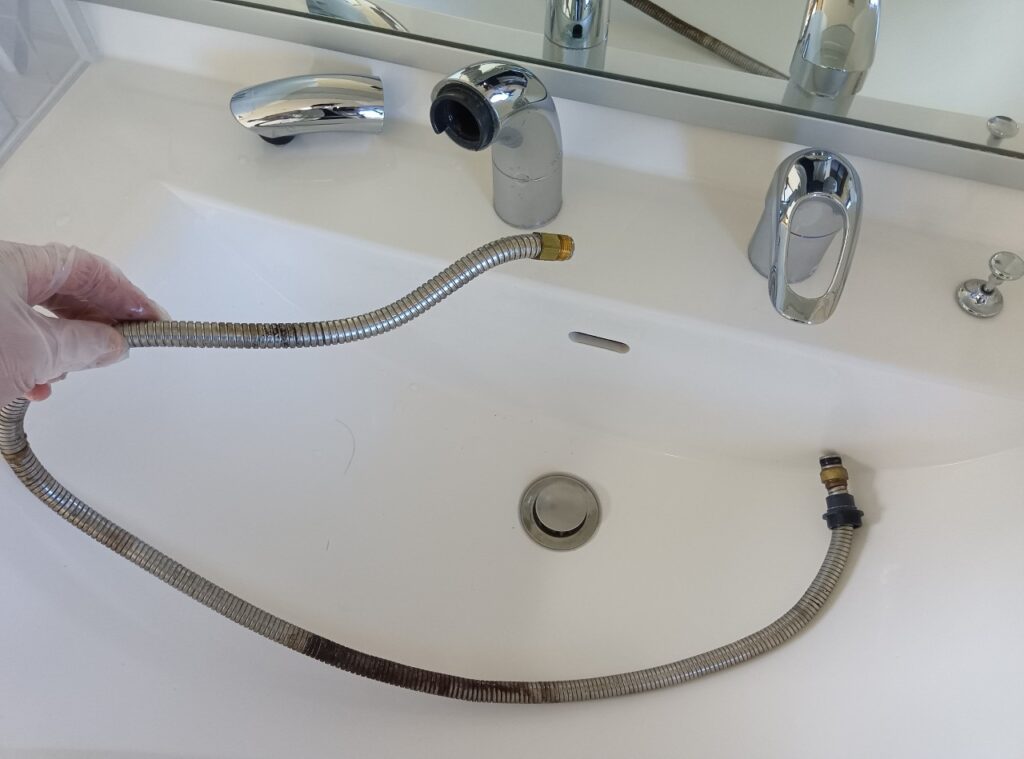 TOTO TLW36AR (シャワーホース・カートリッジ交換方法、本体後継品)
<シャワーホースから水漏れ、水が止まらない>修理方法