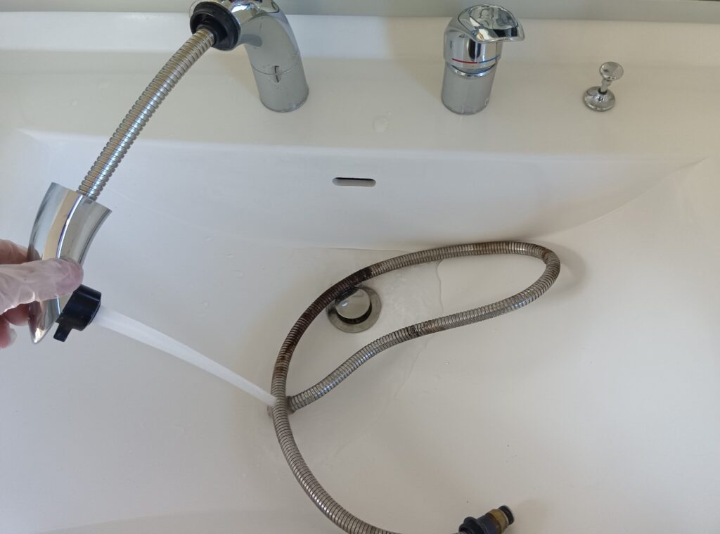 TOTO TLW36AR (シャワーホース・カートリッジ交換方法、本体後継品)
<シャワーホースから水漏れ、水が止まらない>修理方法