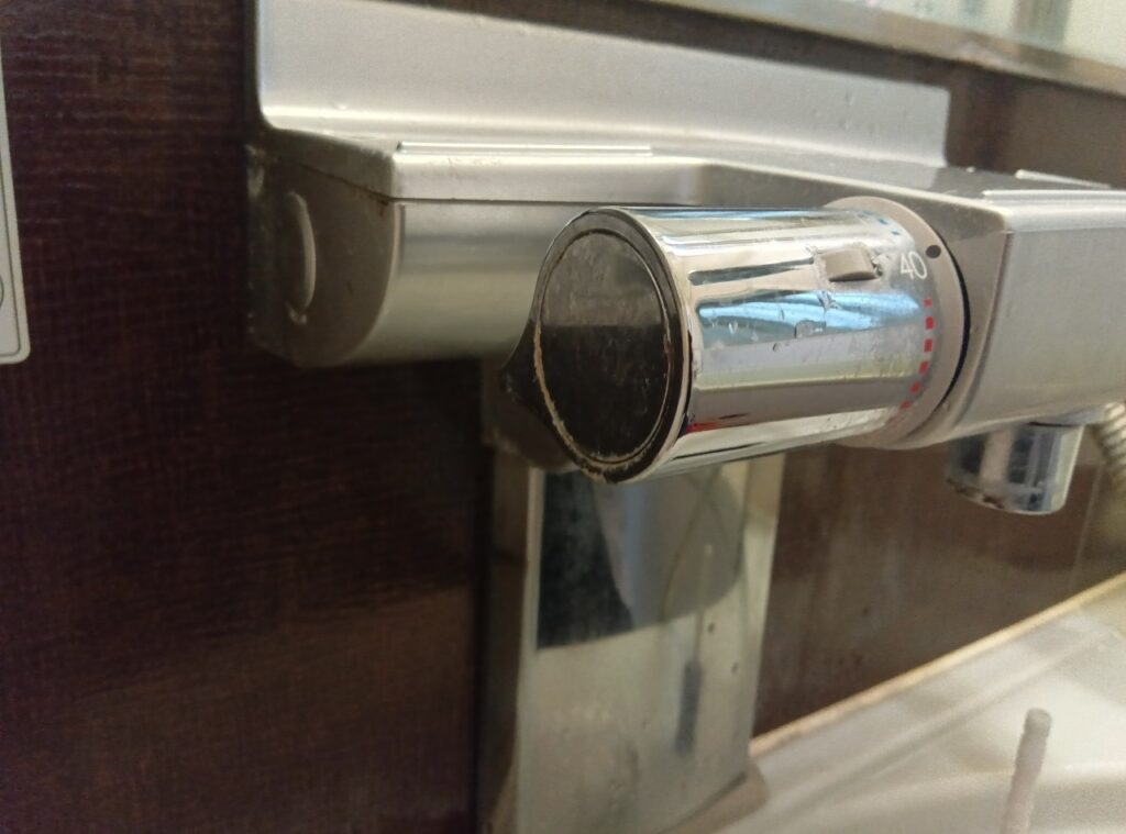 TOTO　ｶｳﾝﾀｰ用　壁付ｻｰﾓｽﾀｯﾄ式ｼｬﾜｰ水栓　THMG40-1BLV1(R)
※YAMAHAシステムバス仕様

温度調節が効かない