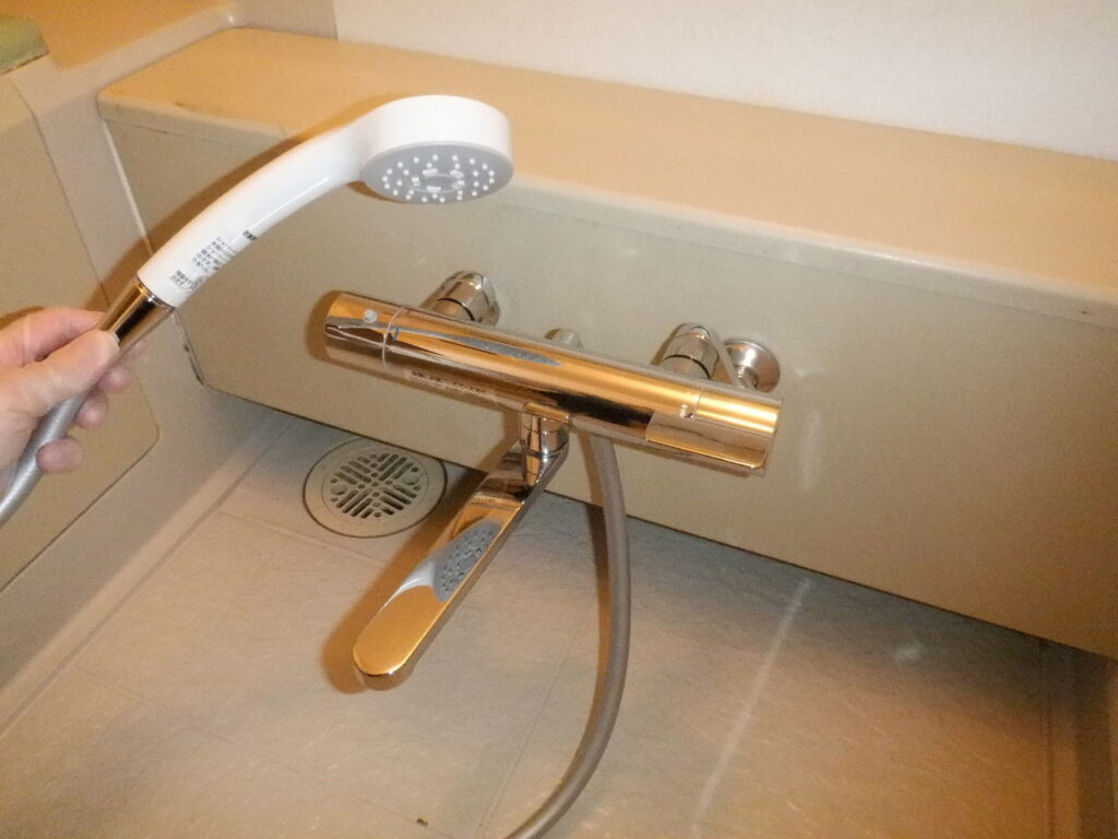 TOTO　壁付ｻｰﾓｽﾀｯﾄ式ｼｬﾜｰ水栓　TBV03401J（2018-2024年）