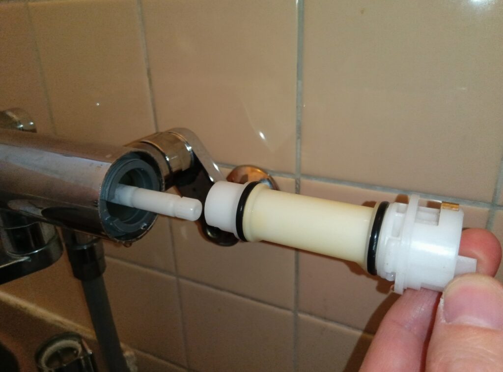 TOTO　壁付ｻｰﾓｽﾀｯﾄ式ｼｬﾜｰ水栓　TBV03401J（2018-2024年）

開閉ﾊﾞﾙﾌﾞ部交換方法