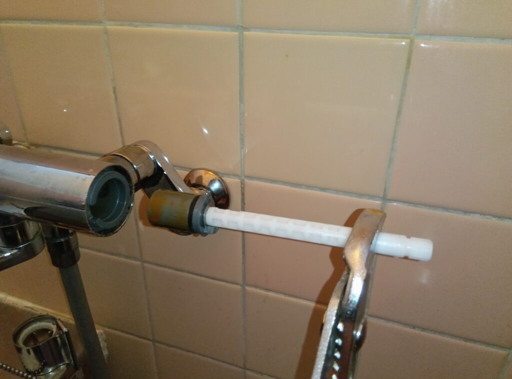 TOTO　壁付ｻｰﾓｽﾀｯﾄ式ｼｬﾜｰ水栓　TBV03401J（2018-2024年）

開閉ﾊﾞﾙﾌﾞ部交換方法