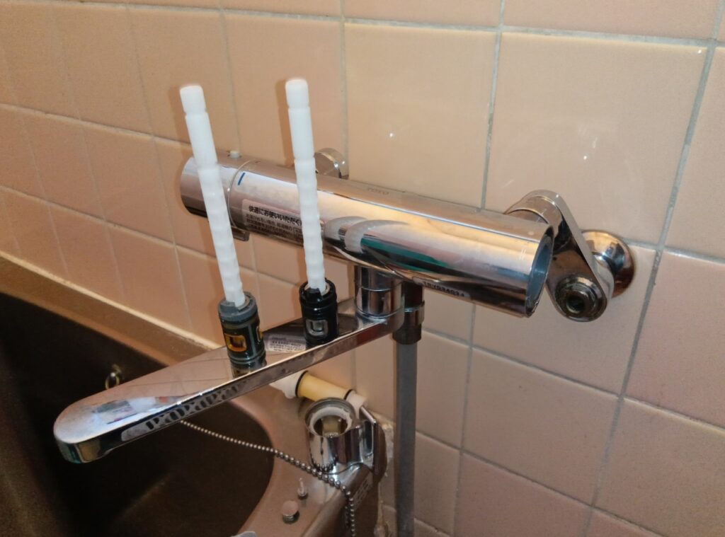 TOTO　壁付ｻｰﾓｽﾀｯﾄ式ｼｬﾜｰ水栓　TBV03401J（2018-2024年）

開閉ﾊﾞﾙﾌﾞ部交換方法