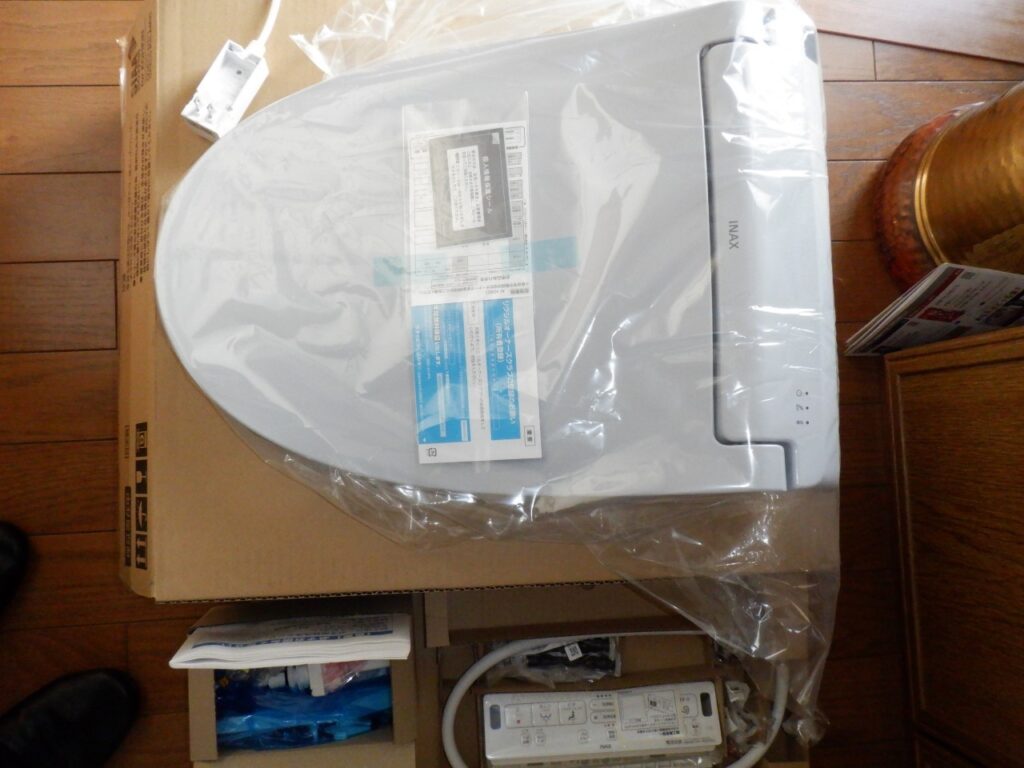 LIXIL シャワートイレ CW-KA31
リモコン式